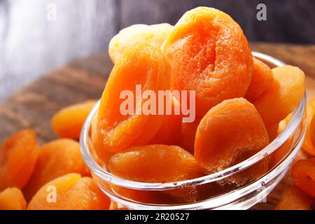 Composizione con una ciotola di albicocche secche. Prelibatezze Foto Stock