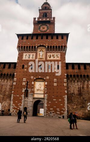 Torre centrale del Castello Sforzesco decorata e progettata da Filarete, conosciuta come Torre del Filarette a Milano. Foto Stock