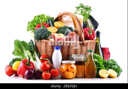 Cesto di vimini con prodotti alimentari assortiti, tra cui verdure fresche e. frutta Foto Stock