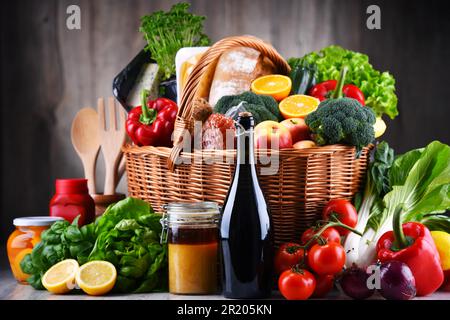 Cesto di vimini con prodotti alimentari assortiti, tra cui verdure fresche e. frutta Foto Stock