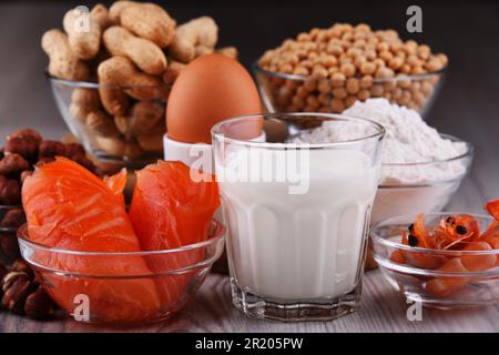 Composizione con allergeni alimentari comuni tra cui uova, latte, soia, arachidi, nocciole, pesce, frutti di mare e farina di frumento Foto Stock