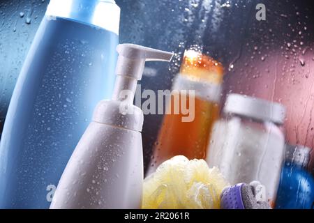Diversi contenitori di prodotti per la cura del corpo in bagno Foto Stock