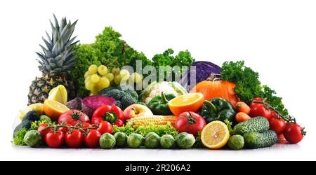 Composizione con varietà di verdure fresche e frutta isolata bianco Foto Stock