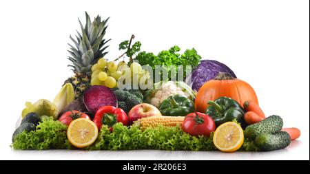Composizione con varietà di verdure fresche e frutta isolata bianco Foto Stock