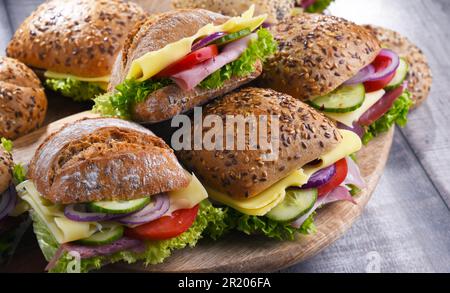 Sandwich al prosciutto e al formaggio sul tavolo da cucina Foto Stock