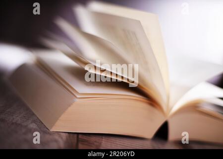 Composizione con il libro aperto sul tavolo Foto Stock