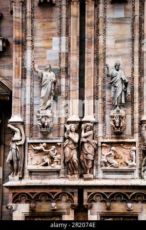 Bassorilievi sulla Cattedrale di Milano, Italia. Foto Stock