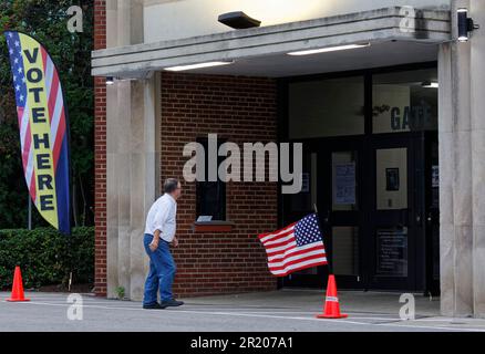 Owensboro, Kentucky, Stati Uniti. 16 maggio 2023. Un elettore entra in un luogo di scrutinio situato presso l'Owensboro Sportscenter per esprimere il suo voto alle elezioni primarie del Kentucky nel 2023 martedì 16 maggio 2023 a Owensboro, contea di Daviess, Kentucky, STATI UNITI. I sondaggi sono aperti dalle 6:6 alle 23:6 ora locale in ciascuno dei due fusi orari dello stato. (Credit: Billy Suratt/Apex MediaWire tramite Alamy Live News) Foto Stock