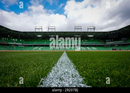 Groningen, Paesi Bassi. 16th maggio, 2023. GRONINGEN, PAESI BASSI - MAGGIO 16: Vista interna di un Euroborg vuoto prima della partita di Eredivie tra FC Groningen e Ajax all'Euroborg il 16 maggio 2023 a Groningen, Paesi Bassi. La partita è una continuazione della partita abbandonata il 14th maggio, quando bombe fumanti sono state gettate fuori dagli stand e un fan ha invaso il campo. (Foto di Rene Nijhuis/Orange Pictures) Credit: Orange Pics BV/Alamy Live News Foto Stock