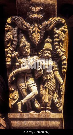 Signore Shiva siva e Dea Parvati, sculture in legno del 17th ° secolo in tempio Meenakshi-Sundareswarar Chariot a Madurai, Tamil Nadu, India del Sud Foto Stock