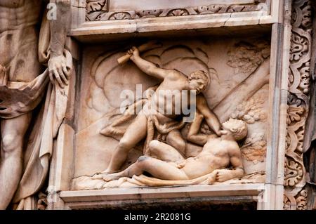 Bassorilievo dell'omicidio di Able di Caino, Duomo di Milano, Italia. Foto Stock