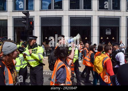 Londra, Regno Unito. 16th maggio 2023. Gli agenti di polizia impongono le condizioni della Sezione 12 e minacciano di arrestare solo gli attivisti Stop Oil a meno che non si spostino fuori strada nella City of London, il quartiere finanziario della capitale, mentre il gruppo climatico continua la loro lenta marcia quotidiana chiedendo che il governo smetta di rilasciare nuove licenze per il petrolio e il gas. Credit: Vuk Valcic/Alamy Live News Foto Stock