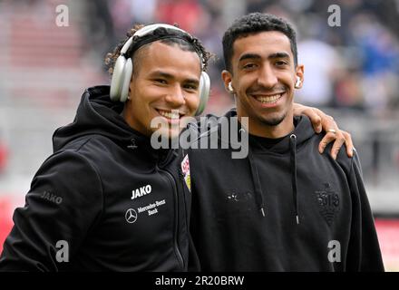 Juan Jose Perea VfB Stuttgart (11) e Tiago Tomas VfB Stuttgart (10) abbraccio, gesto, gesto, Mercedes-Benz Arena, Stoccarda, Baden-Wuerttemberg Foto Stock