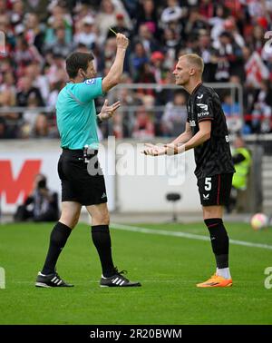 L'arbitro Frank Willenborg mostra Mitchel Bakker Bayer 04 Leverkusen (05) carta gialla, avvertimento, gesto, gesto, Mercedes-Benz Arena, Stoccarda Foto Stock