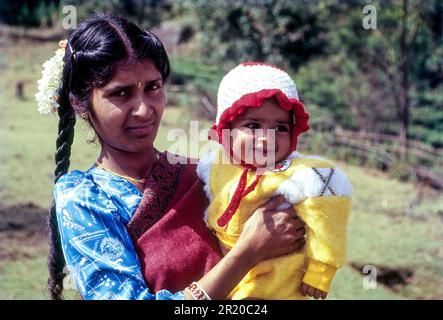 Madre tribale di Toda con il suo bambino a Ooty Udhagamandalam, Nilgiris, Tamil Nadu, India del sud, India, Asia Foto Stock