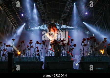 Diego Ibáñez, cantante e leader della Carolina durante, si esibisce sul palco durante il festival di San Isidro organizzato dal comune di Madrid. Il 15 maggio si celebra la grande festa patronale di Madrid con la festa di San Isidro nel prato di San Isidro nel quartiere di Carabanchel. Quest'anno le celebrazioni sono state politicamente segnate dalle prossime elezioni per eleggere il presidente della Comunità Autonoma e sindaco il 28 maggio, così diversi candidati sono stati visti nel prato di San Isidro salutando le persone e chiedendo il loro voto. Durante la settimana, come Foto Stock