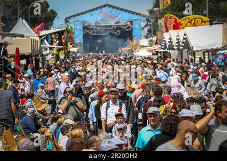 Vista delle bancarelle di cibo con centinaia di persone che partecipano al festival di San Isidro organizzato dal comune di Madrid. Il 15 maggio si celebra la grande festa patronale di Madrid con la festa di San Isidro nel prato di San Isidro nel quartiere di Carabanchel. Quest'anno le celebrazioni sono state politicamente segnate dalle prossime elezioni per eleggere il presidente della Comunità Autonoma e sindaco il 28 maggio, così diversi candidati sono stati visti nel prato di San Isidro salutando le persone e chiedendo il loro voto. Durante la settimana, come la tradizione, il Foto Stock