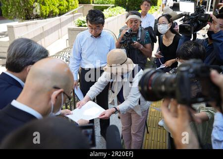 (230516) -- TOKYO, 16 maggio 2023 (Xinhua) -- Chiyo Oda (C), co-direttore di KOREUMI, una conferenza di cittadini giapponesi per condannare l'ulteriore inquinamento dell'oceano, presenta una petizione ad un rappresentante della Tokyo Electric Power Company (TEPCO) di fronte alla sede centrale di TEPCO a Tokyo, Giappone, 16 maggio 2023. Centinaia di giapponesi si sono riuniti martedì in diverse località di Tokyo per protestare contro il piano del governo di scaricare in mare acqua contaminata da sostanze nucleari dalla centrale nucleare di Fukushima Daiichi, che chiedeva la sospensione immediata di tale piano. (Xinhua/Zhang Xiaoyu) Foto Stock