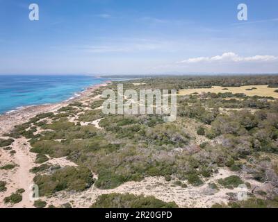 Vista della costa a Cap ses Salines, Maiorca, Spagna, 24 aprile 2023 Foto Stock