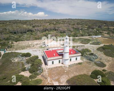 Vista della costa e del faro di Cap ses Salines, Maiorca, Spagna, 24 aprile 2023 Foto Stock