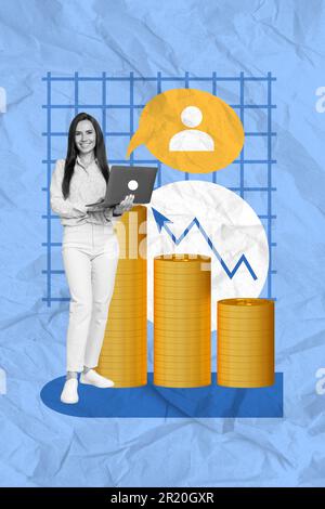 Collage pubblicità nuovo mercato statistiche crescente bilancio stock broker donna freccia aumento tenere portatile remoto lavoro isolato su sfondo blu plaid Foto Stock