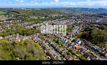 Veduta aerea presa da un drone, volando sopra il Monte Coxhill, guardando verso Buckland e il Porto di dover, Kent Foto Stock