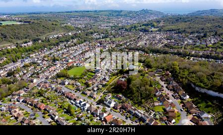 Veduta aerea presa da un drone, volando sopra il Monte Coxhill, guardando verso Buckland e il Porto di dover, Kent Foto Stock