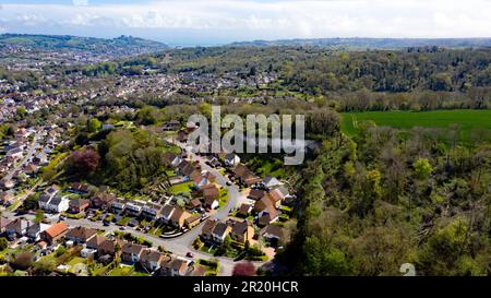 Veduta aerea presa da un drone, volando sopra il Monte Coxhill, guardando verso Buckland e il Porto di dover, Kent Foto Stock