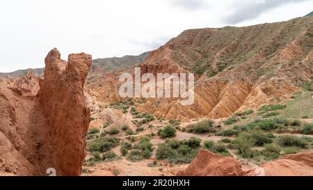 Scenario dal canyon fiabesco, formazione rocciosa unica situata in Kirghizistan. Canyon è noto per le sue insolite e colorate formazioni rocciose, che hanno b Foto Stock