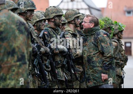 Hammelburg, Germania. 16th maggio, 2023. Durante la sua visita inaugurale, il ministro della Difesa tedesco Boris Pistorius (front r) parla con i combattenti di montagna della Bundeswehr Finfantry School Hammelburg. Credit: Daniel Löb/dpa/Alamy Live News Foto Stock