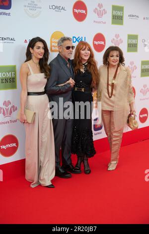 Londra, Regno Unito . 16 maggio 2023 . George Clooney, Amal Clooney, Charlotte Tilbury e Baria Alamuddin hanno tenuto una foto al Prince’s Trust e ai TKMaxx & Homesense Awards che si sono tenuti al Theatre Royal di Drury Lane. Credit: Alan D West/Alamy Live News Foto Stock