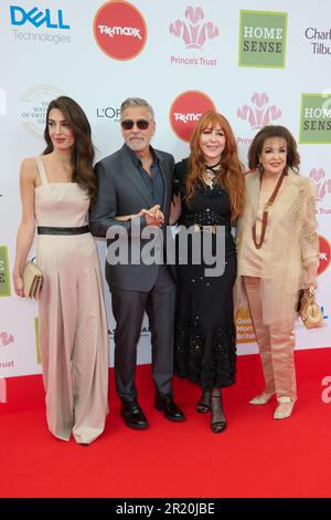 Londra, Regno Unito . 16 maggio 2023 . George Clooney, Amal Clooney, Charlotte Tilbury e Baria Alamuddin hanno tenuto una foto al Prince’s Trust e ai TKMaxx & Homesense Awards che si sono tenuti al Theatre Royal di Drury Lane. Credit: Alan D West/Alamy Live News Foto Stock