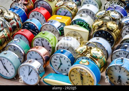 Molte vecchie sveglie d'epoca sul mercato delle pulci Foto Stock