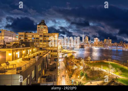 Vista serale di New York City da Dumbo, ponte di Brooklyn, Stati Uniti d'America Foto Stock