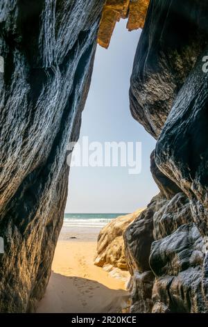 Grotta sulla spiaggia sulla costa occidentale della penisola di Quiberon, Morbihan, Bretagna, Francia Foto Stock