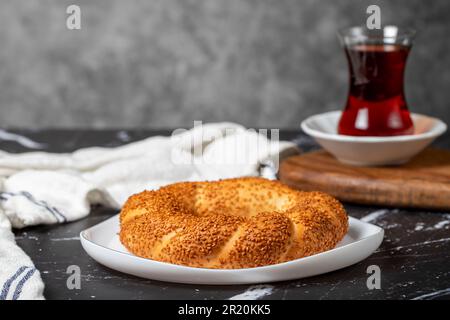 Bagel di sesamo su sfondo scuro. Pane circolare di Street food turco, bagel con sesamo. Simit o gevrek. Foto Stock