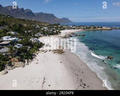 Vista del drone sulla spiaggia di Clifton vicino a Città del Capo in Sud Africa Foto Stock