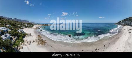 Vista del drone sulla spiaggia di Clifton vicino a Città del Capo in Sud Africa Foto Stock