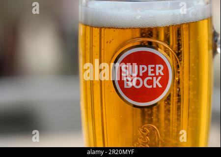 Lisbona, Portogallo - 30 aprile 2023: Una grande tazza di birra a marchio Super Bock. Foto Stock