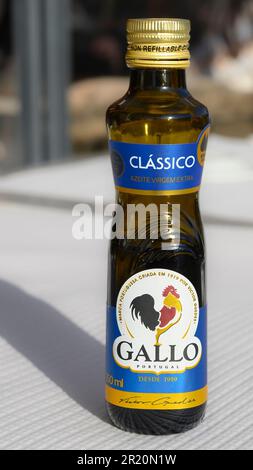 Lisbona, Portogallo - 30 aprile 2023: Piccola bottiglia di olio d'oliva di marca Gallo in un ristorante patio Foto Stock