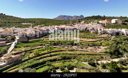 Città costruita contro le mura di montagna - Tàrbena Spagna Foto Stock