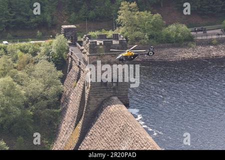 Un elicottero RAF Juno sorvola la diga di Derwent nel 80th° anniversario dei Dambusters. Il 16th maggio 2023 segna il 80th° anniversario del più famoso raid aereo singolo della seconda guerra mondiale, “operazione castise”, meglio noto come RAID Dambusters; Derwent Dam, Bamford, Regno Unito, 16th maggio 2023 (Foto di Mark Cosgrove/News Images) Foto Stock