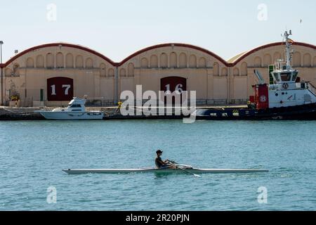 canoa nel porto con gli edifici con i numeri 17 e 16 Foto Stock