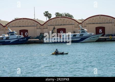 canoa nel porto con gli edifici con i numeri 8, 9, 10 Foto Stock