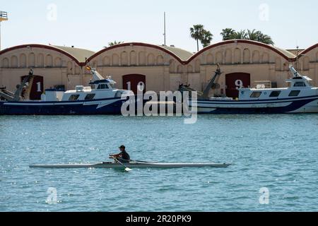 canoa nel porto con gli edifici con i numeri 9, 10, 11 Foto Stock