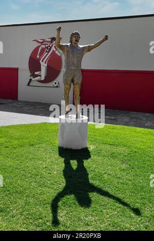 15 maggio 2023 Vicenza, Italia: La statua in bronzo disegnata da Domenico Sepe dedicata a Paolo Rossi, campione del mondo di Coppa del mondo FIFA 1982 in Sp Foto Stock