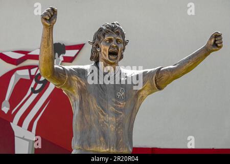 15 maggio 2023 Vicenza, Italia: La statua in bronzo disegnata da Domenico Sepe dedicata a Paolo Rossi, campione del mondo di Coppa del mondo FIFA 1982 in Sp Foto Stock