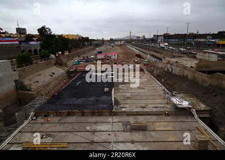 Cantiere di tunnel sotto il fiume Rimac per una nuova autostrada e linea gialla Via Expresa linea autobus, Lima, Perù. Il tunnel si estende per 1,8km km sotto il fiume Rimac, che è stato deviato per consentire la costruzione. I lavori sono iniziati nel gennaio 2012 e hanno richiesto 6 anni, il tunnel è stato aperto nel giugno 2018. La società brasiliana OAS costruì il tunnel. Foto Stock