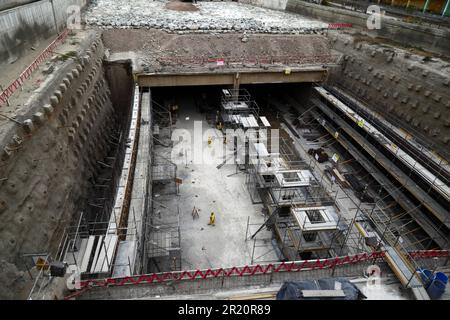 Cantiere di tunnel sotto il fiume Rimac per una nuova autostrada e linea gialla Via Expresa linea autobus, Lima, Perù. Il tunnel si estende per 1,8km km sotto il fiume Rimac, che è stato deviato per consentire la costruzione. I lavori sono iniziati nel gennaio 2012 e hanno richiesto 6 anni, il tunnel è stato aperto nel giugno 2018. La società brasiliana OAS costruì il tunnel. Foto Stock