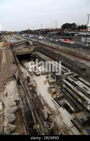 Cantiere di tunnel sotto il fiume Rimac per una nuova autostrada e linea gialla Via Expresa linea autobus, Lima, Perù. Il tunnel si estende per 1,8km km sotto il fiume Rimac, che è stato deviato per consentire la costruzione. I lavori sono iniziati nel gennaio 2012 e hanno richiesto 6 anni, il tunnel è stato aperto nel giugno 2018. La società brasiliana OAS costruì il tunnel. Foto Stock